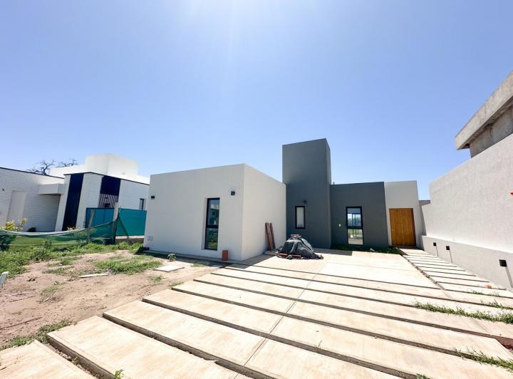 Casa · 130m² · 6 Ambientes · 2 Cocheras
