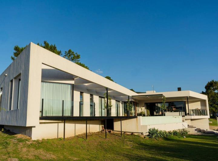 Casa · 400m² · 5 Ambientes · 4 Cocheras