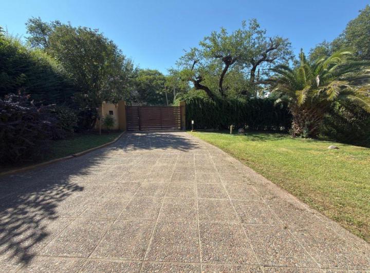 Casa · 233m² · 7 Ambientes · 1 Cochera