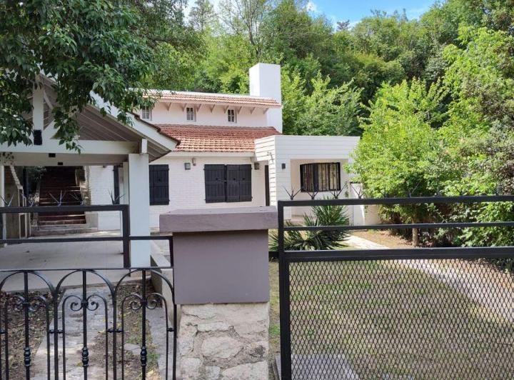 Casa · 395m² · 4 Ambientes · 1 Cochera