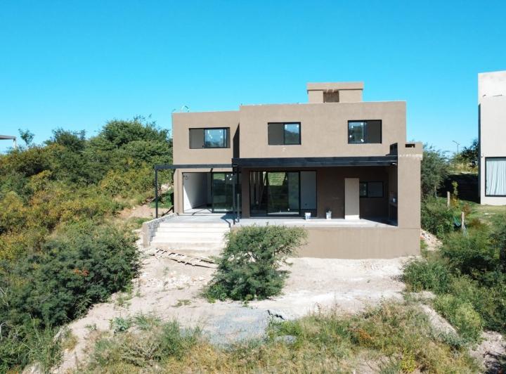 Casa · 1100m² · 3 Dormitorios · 4 Cocheras