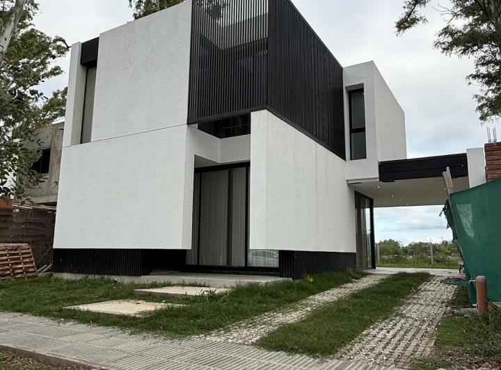 Casa · 165m² · 6 Ambientes · 2 Cocheras