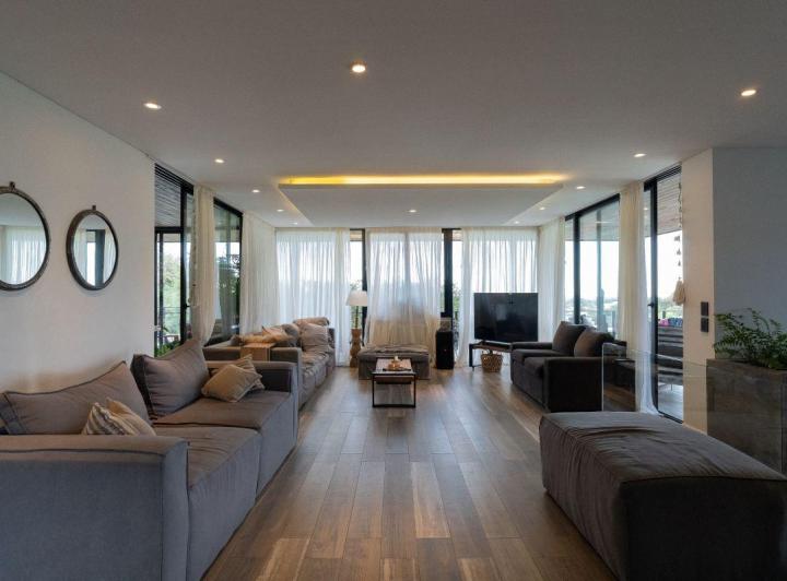 Casa · 370m² · 5 Ambientes · 3 Cocheras