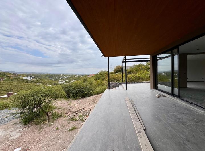 Casa · 330m² · 5 Ambientes · 2 Cocheras