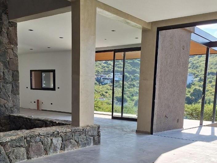 Casa · 330m² · 7 Ambientes · 2 Cocheras