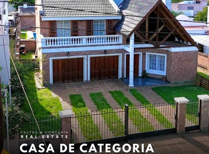 Casa · 379m² · 9 Ambientes · 1 Cochera
