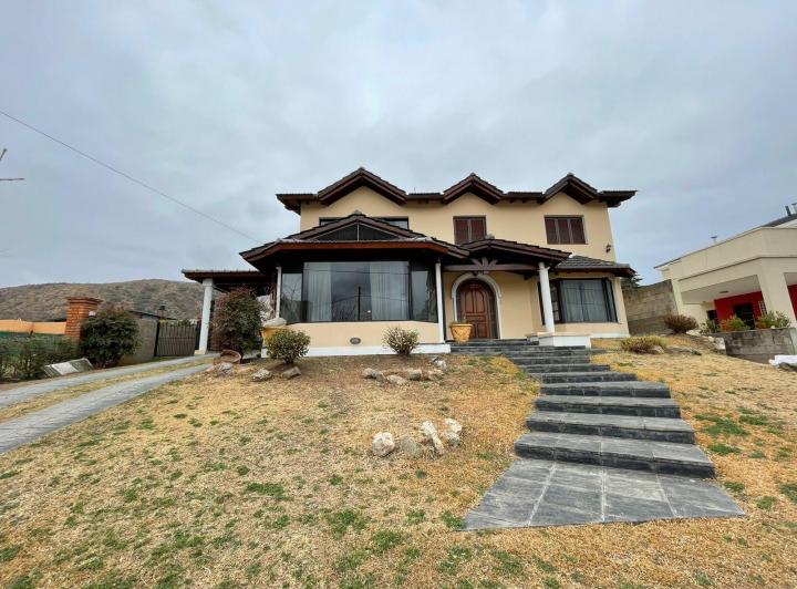 Casa · 320m² · 6 Ambientes · 2 Cocheras