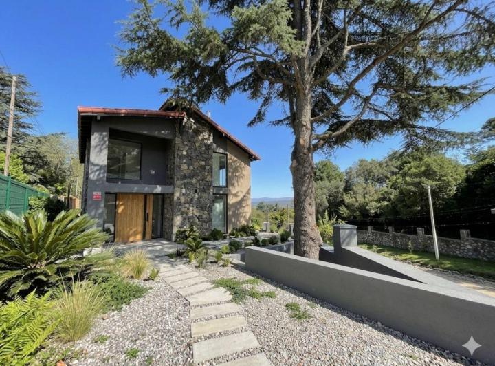Casa · 650m² · 5 Ambientes · 2 Cocheras