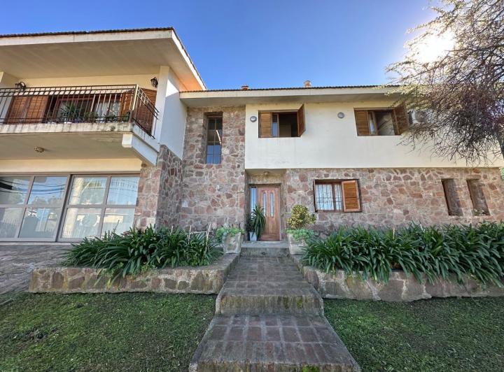 Casa · 248m² · 4 Dormitorios · 2 Cocheras