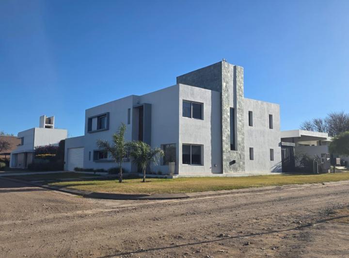 Casa · 344m² · 4 Dormitorios · 2 Cocheras