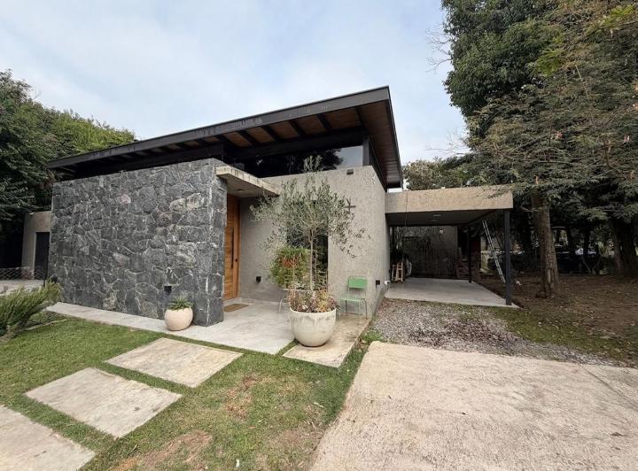 Casa · 148000m² · 5 Ambientes · 3 Cocheras