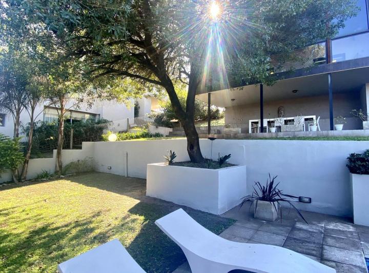 Casa · 300m² · 4 Ambientes · 2 Cocheras