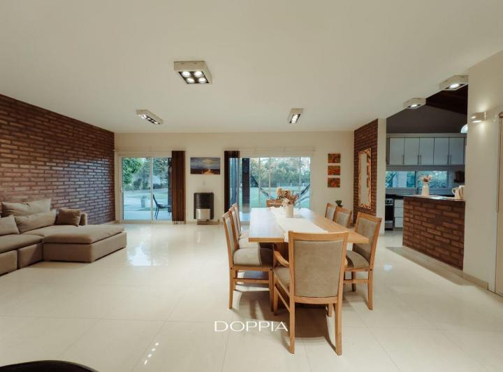 Casa · 350m² · 6 Ambientes · 2 Cocheras