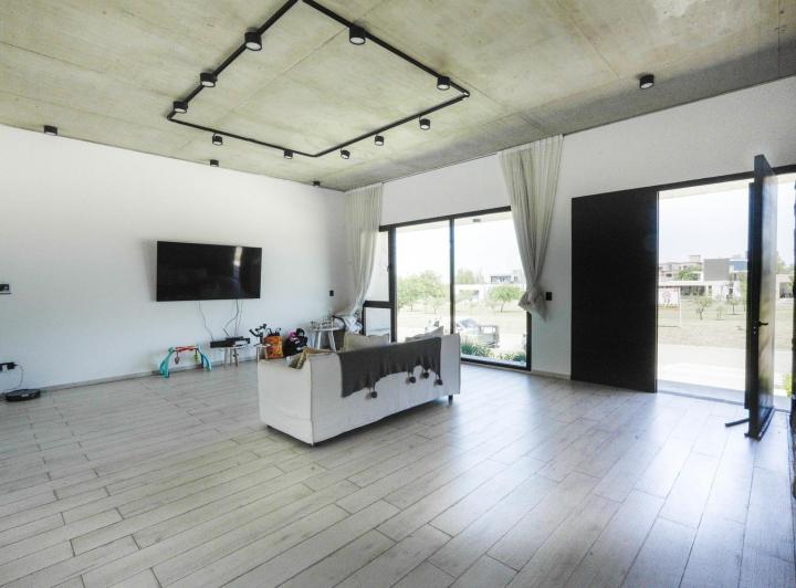 Casa · 330m² · 6 Ambientes · 2 Cocheras