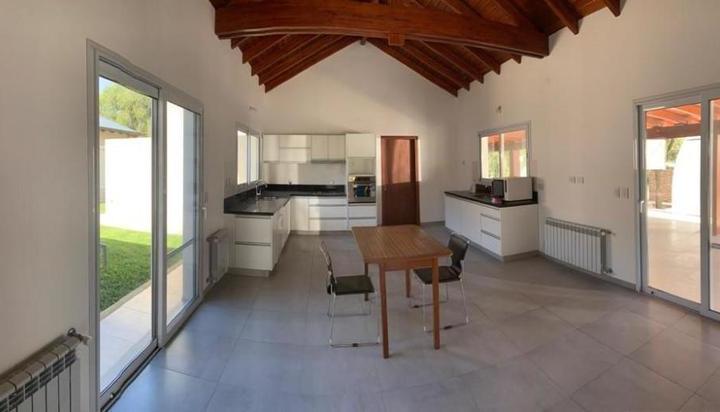 Casa · 450m² · 4 Ambientes · 5 Cocheras