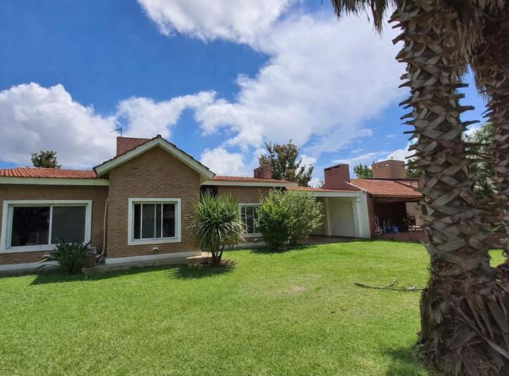 Casa · 230m² · 5 Ambientes · 1 Cochera