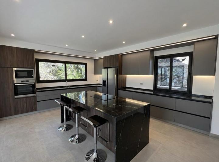 Casa · 320m² · 6 Ambientes · 2 Cocheras