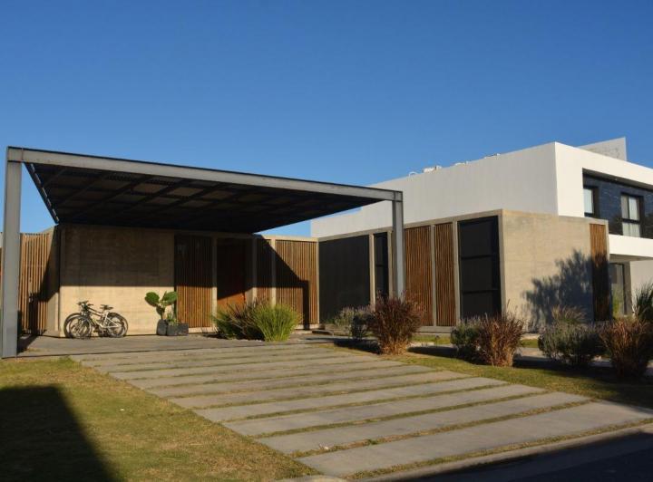 Casa · 214m² · 5 Ambientes · 2 Cocheras