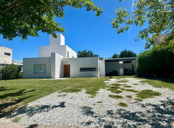 Casa · 200m² · 4 Ambientes · 2 Cocheras