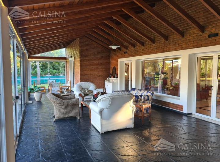 Casa · 350m² · 4 Dormitorios · 2 Cocheras