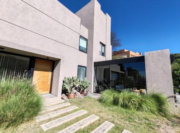 Casa · 380m² · 5 Ambientes · 2 Cocheras