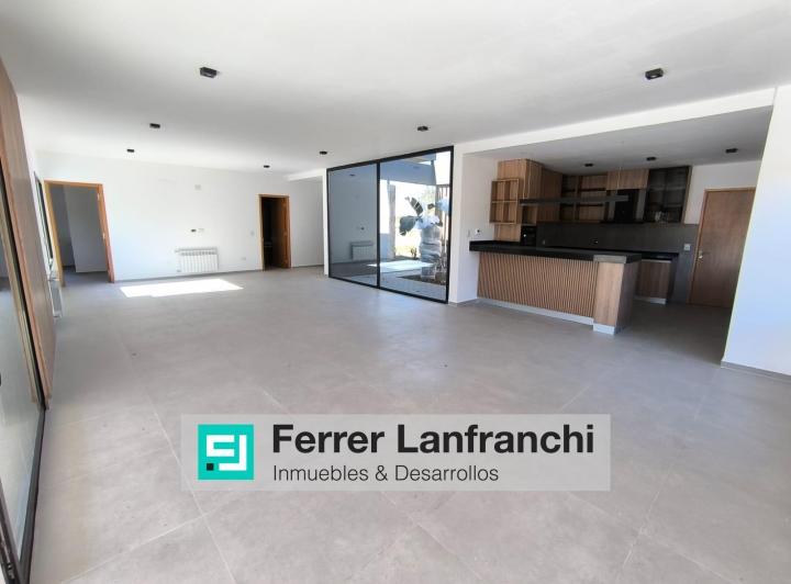 Casa · 296m² · 6 Ambientes · 2 Cocheras