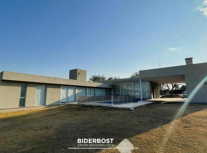 Casa · 313m² · 4 Ambientes · 2 Cocheras
