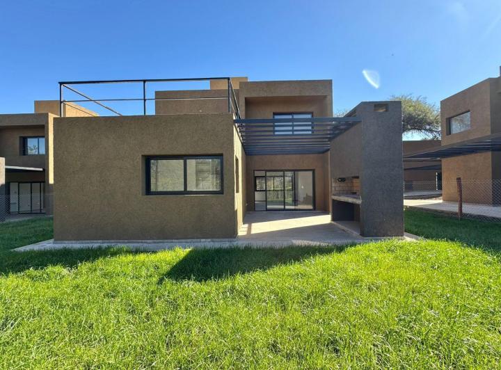 Casa · 140m² · 5 Ambientes · 2 Cocheras