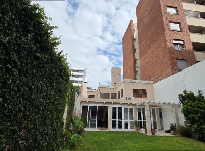 Casa · 460m² · 10 Ambientes · 1 Cochera