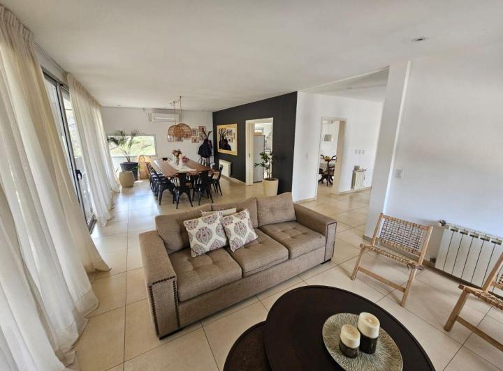 Casa · 278m² · 7 Ambientes · 2 Cocheras