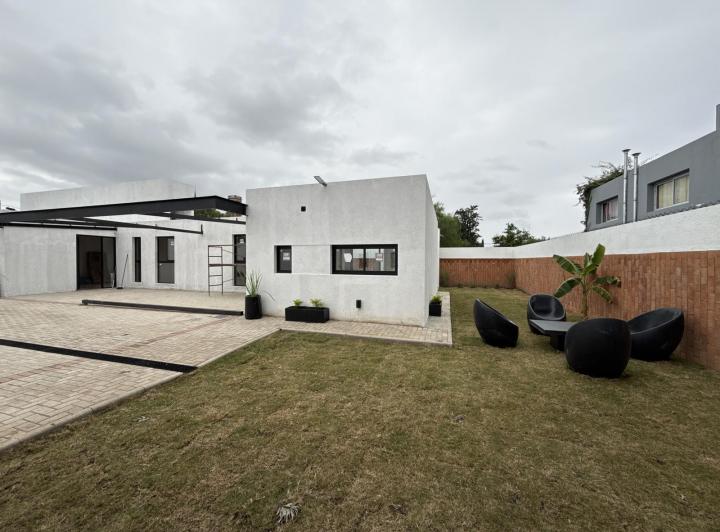 Casa · 105m² · 2 Ambientes · 2 Cocheras