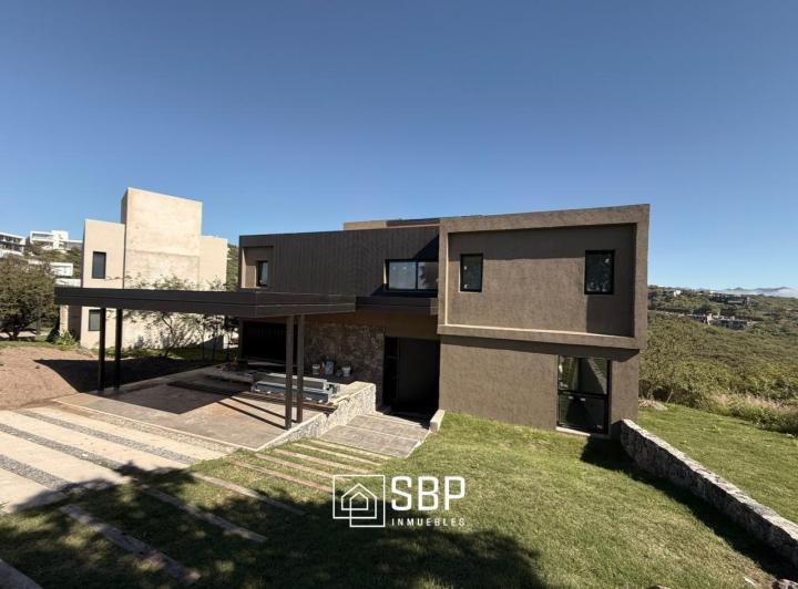 Casa · 330m² · 5 Ambientes · 2 Cocheras