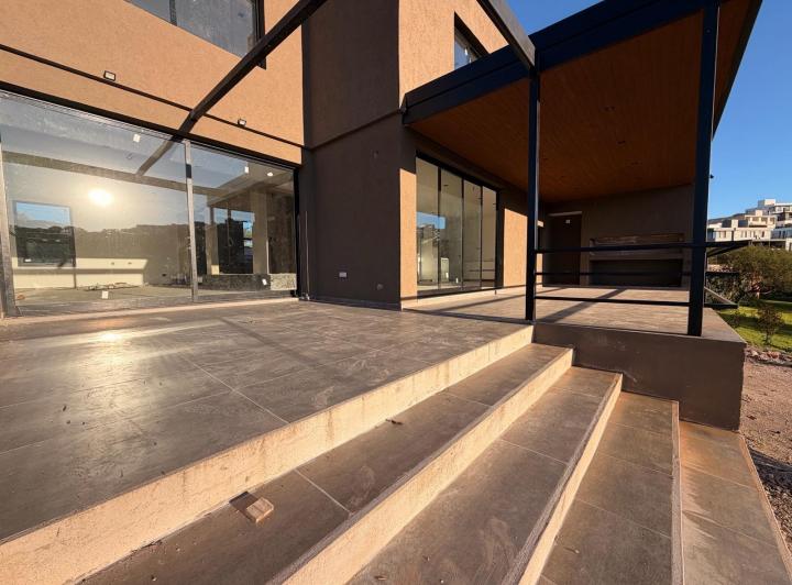 Casa · 330m² · 6 Ambientes · 2 Cocheras