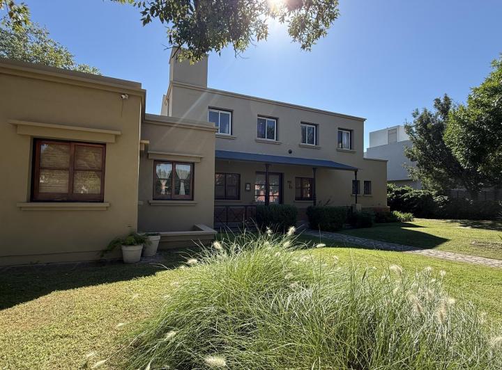 Casa · 370m² · 5 Ambientes · 2 Cocheras