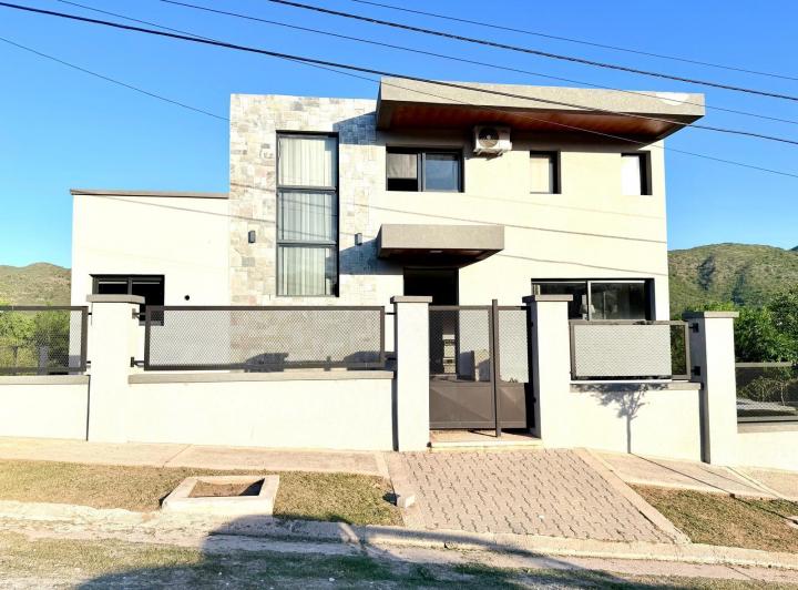 Casa · 230m² · 5 Ambientes · 3 Cocheras