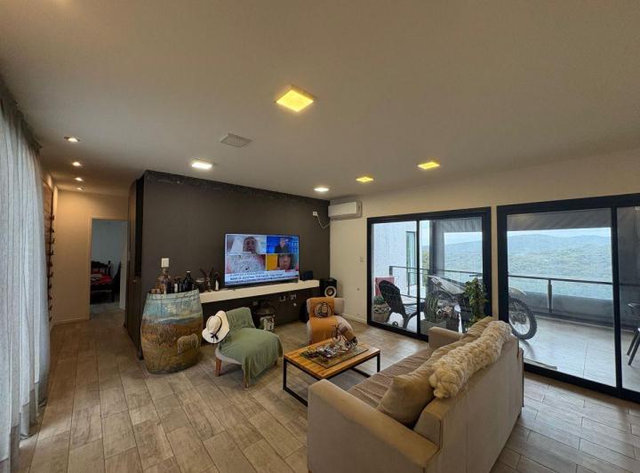 Casa · 190m² · 4 Ambientes · 2 Cocheras