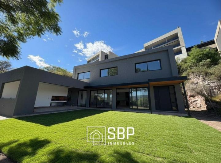 Casa · 320m² · 6 Ambientes · 2 Cocheras