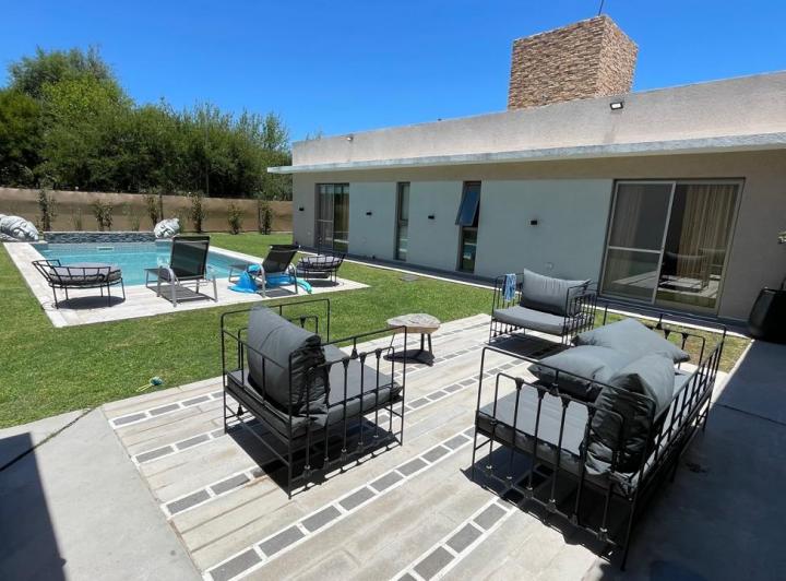 Casa · 220m² · 6 Ambientes · 4 Cocheras