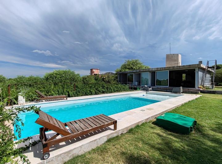 Casa · 240m² · 5 Ambientes · 4 Cocheras