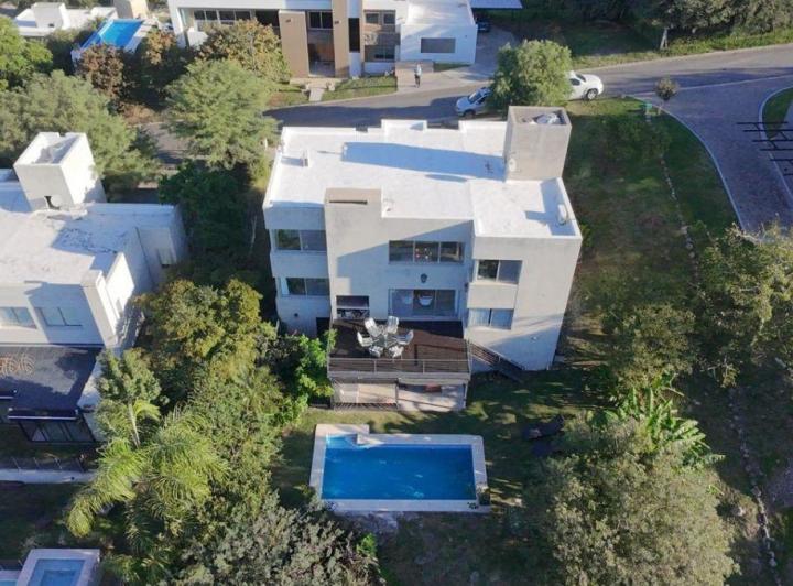 Casa · 303m² · 6 Ambientes · 2 Cocheras