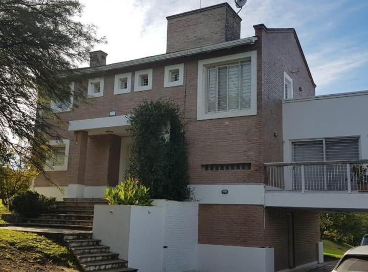 Casa · 350m² · 3 Ambientes · 4 Cocheras