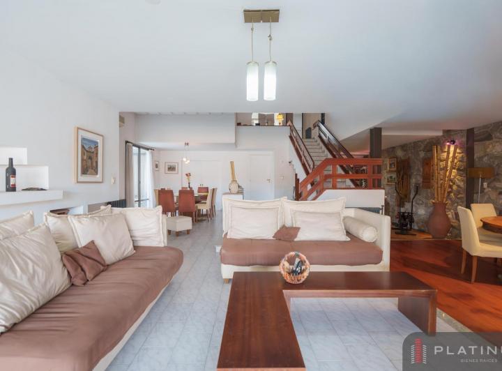 Casa · 535m² · 10 Ambientes · 4 Cocheras