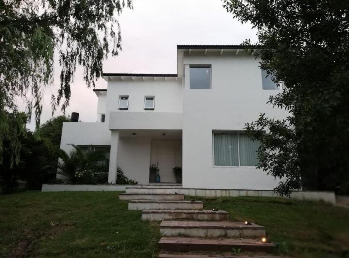 Casa · 280m² · 9 Ambientes · 2 Cocheras