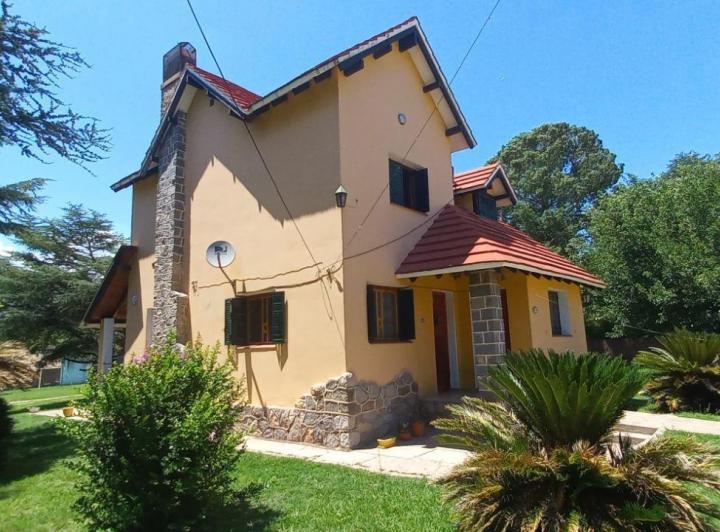 Casa · 260m² · 5 Ambientes · 2 Cocheras