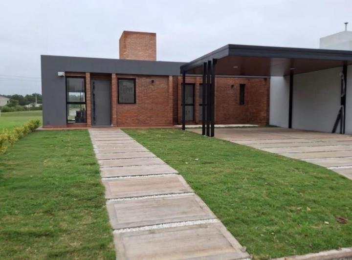 Casa · 143m² · 3 Dormitorios · 2 Cocheras