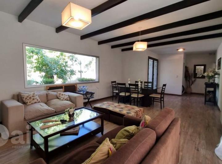 Casa · 220m² · 6 Ambientes · 2 Cocheras