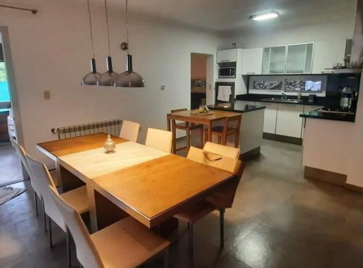Casa · 320m² · 8 Ambientes