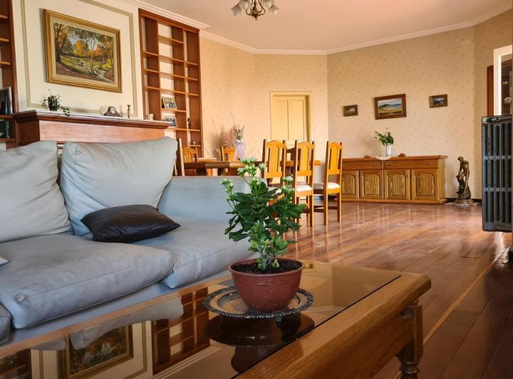 Casa · 1511m² · 10 Ambientes · 1 Cochera