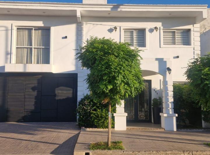 Casa · 205m² · 7 Ambientes · 2 Cocheras
