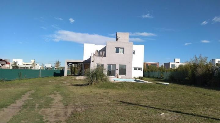 Casa · 180m² · 2 Ambientes · 2 Cocheras